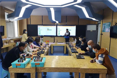 奎文区中小学家长代表走进未来教育体验学校参观体验
